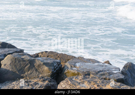Sonnenuntergang auf dem Strand von Castellon De La Plana (Valencia - Spanien), seit dem Wellenbrecher. Schönen sonnigen Nachmittag. Welle der Schaum des Mittelmeeres. Stockfoto