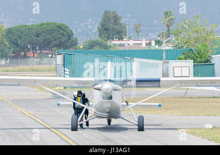 Leichte Flugzeuge Pilatus PC-6 B2-H4 Turbo Porter, Fallschirmspringer, in Castellon De La Plana Flugplatz (Valencia - Spanien) warten. Sommer Zeit. Stockfoto