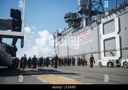 170412-N-LI768-075 SOUTH CHINA SEA (12. April 2017) Matrosen und Marinesoldaten führen ein Fremdkörper Schutt zu Fuß nach unten vor dem Flugbetrieb auf amphibischer Angriff Schiff USS Makin Island (LHD 8). Makin Island, das Flaggschiff für die Makin Island amphibische bereit-Gruppe mit der eingeschifften 11. Marine Expeditionary Unit, betreibt in der Indo-Asien-Pazifik-Region, amphibische Fähigkeit mit regionalen Partnern zu verbessern und als fertige Reaktionskräfte für jede Art von Kontingenz dienen. (Foto: U.S. Navy Mass Communication Specialist 3. Klasse Devin M. Langer) Stockfoto