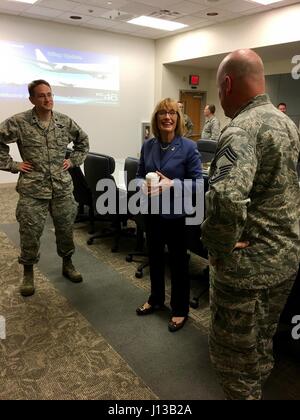 US Air Force Oberstleutnant Joshua Zaker, 64. Air Refueling Staffelkapitän und Chief Master Sgt Mathew Heiman, Qualität Qualitätssicherung Chief 157. Pflegegruppe, New Hampshire Air National Guard, Grüße New Hampshire Senator Maggie Hassan während ihres Besuchs in Pease Air National Guard Base, den aktuellen Zustand des Flugzeugs KC-46, 12. April 2017 zu diskutieren. (Foto von New Hampshire stellvertretender Status Director Mike Ollen) Stockfoto