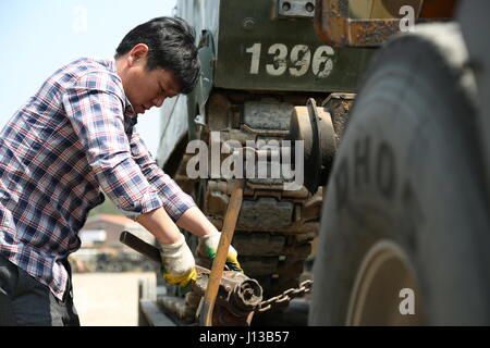 Ein koreanische nationale Auftragnehmer mit 2ID Sustainment Brigade sichert eine gepanzerte Mannschaftswagen, Tieflader, 13. April 2017, in Vorbereitung auf eine Lieferung-Konvoi in der Nähe von Pohang, Südkorea. 2ID SBDE führt eine kombiniert Verteilung Übung zur Unterstützung der Operation Pacific Reichweite 17 Übung zur Stärkung unserer Allianz und Interoperabilität mit Südkorea Verbündeten. Stockfoto