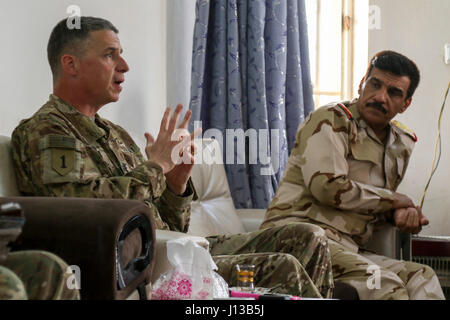 US-Armee Generalmajor Joseph M. Martin, Kommandierender general der kombiniert gemeinsame Kräfte Land Komponente Befehl-Betrieb innewohnende lösen und 1st Infantry Division beschreibt künftige Operationen für die Befreiung von Mosul mit Personal Lt. General Abdul Amir, Kommandierender general, irakische Bodentruppen, in der Nähe von Bakhira, Irak, 13. April 2017. Die irakischen Kräfte Kommandeure sind mit Führungskräften aus der 2. Brigade Combat Team, 82nd Airborne Division, eingesetzt zur Unterstützung kombiniert Joint Task Force-Betrieb innewohnende zu beheben, eine Partnerschaft, die ihre Partner durch die Beratung und Unterstützung Mission, einen Beitrag zu ermöglichen Stockfoto