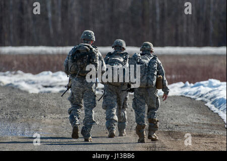 Fallschirmjäger zugewiesen 501st Fallschirm-Infanterie-Regiment, 4th Infantry Brigade Combat Team (Airborne), 1. Bataillon, 25. Infanterie-Division, U.S. Army Alaska, verlassen die Drop-Zone nach Durchführung Luftlandeausbildung an gemeinsame Basis Elmendorf-Richardson, Alaska, 13. April 2017. Die Soldaten des 4/25 gehören zu der einzige amerikanische airborne Brigade im Pazifik und sind darauf trainiert, in der Luft Manöver in extrem kalten Wetter/Höhen Umgebungen zur Unterstützung der Kampf, Partnerschaft und Disaster Relief-Operationen ausführen. (U.S. Air Force Photo von Alejandro Pena) Stockfoto