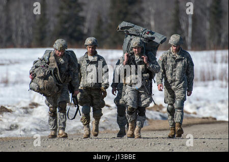 Fallschirmjäger zugewiesen 501st Fallschirm-Infanterie-Regiment, 4th Infantry Brigade Combat Team (Airborne), 1. Bataillon, 25. Infanterie-Division, U.S. Army Alaska, verlassen die Drop-Zone nach Durchführung Luftlandeausbildung an gemeinsame Basis Elmendorf-Richardson, Alaska, 13. April 2017. Die Soldaten des 4/25 gehören zu der einzige amerikanische airborne Brigade im Pazifik und sind darauf trainiert, in der Luft Manöver in extrem kalten Wetter/Höhen Umgebungen zur Unterstützung der Kampf, Partnerschaft und Disaster Relief-Operationen ausführen. (U.S. Air Force Photo von Alejandro Pena) Stockfoto