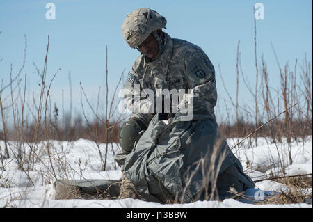 SPC. Ryan Walton, zugewiesene Apache Unternehmen, 1. Bataillon, 501st Fallschirm-Infanterie-Regiment, 4th Infantry Brigade Combat Team (Airborne), 25. Infanterie-Division, U.S. Army Alaska, gewinnt seinen Sprung Gang während der Durchführung Luftlandeausbildung an gemeinsame Basis Elmendorf-Richardson, Alaska, 13. April 2017. Die Soldaten des 4/25 gehören zu der einzige amerikanische airborne Brigade im Pazifik und sind darauf trainiert, in der Luft Manöver in extrem kalten Wetter/Höhen Umgebungen zur Unterstützung der Kampf, Partnerschaft und Disaster Relief-Operationen ausführen. (U.S. Air Force Photo von Alejandro Pena) Stockfoto