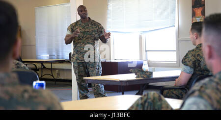 1st Sgt. Korey Wright, Co. 1st Sgt für H & S Co., H & S Bn., MCI West - MCB Camp Pendleton, befasst sich mit Marines, die Teilnahme an einer social-Media-kurze an Bord Camp Pendleton 13. April 2017. Die kurze deckt die Marinekorps-Politik im Bereich Social Media und wird durchgeführt, um sicherzustellen, dass Marines von Richtlinien und Bestimmungen kennen. (US Marine Corps Foto von Dylan LCpl. Chagnon) Ebenen angepasst und Bild beschnitten, um das Thema zu markieren. Stockfoto