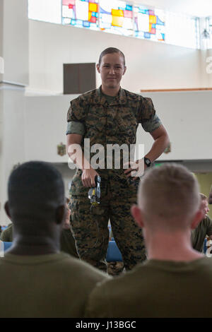 U.S. Marine Corps CPL Jenna Cauble, Militärpolizei, mit Sitz und Support Battalion (H & S BN), Marinekorps Installationen Pacific (MCIPAC), feuert eine X26 Taser auf anderen Marines beim Sicherheit Augmentation Force (SAF) Training am Camp Kinser, Okinawa, Japan, 13. April 2017. Marines während H & S BN, MCIPAC, Freiwillige zu SAF zertifiziert, um der Provost Marshal Büro bei Bedarf zu unterstützen. (Foto: U.S. Marine Corps MCIPAC Bekämpfung der Kamera Lance Cpl. Christian J. Robertson) Stockfoto