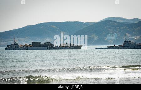 Seeleute eines amphibischen Baubataillons transportieren Fracht mit einer verbesserten Navy Lighterage Damm Fähre zum Army Trident Pier während der Operation Pacific REACH 2017 in Pohang, Republik Korea, 13. April 2017, wo sie kombinierte logistische und operative REACH Übungen durchführen. Stockfoto