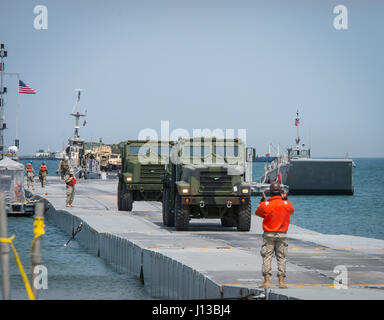 POHANG, Südkorea (13. April 2017) – Soldaten, befestigt, 331, Transportunternehmen und Marines, 3. Transport Support Battalion, Transfer Ladung auf die Armee Trident Pier während Operation Pazifik erreichen Übung 2017 (OPRex17) befestigt. OPRex17 ist eine bilaterale Fortbildungsveranstaltung zur Bereitschaft zu gewährleisten und aufrechtzuerhalten der ROK-US-Allianz durch die Ausübung einer Bereich Distribution Center (ADC), ein Air Terminal liefern Punkt (AZP), kombinierte gemeinsame Logistik Over-the-Shore (CJLOTS), und die Verwendung von Schiene, Binnenschifffahrt, und Küsten Liftbetrieb der operativen validieren erreichen Konzept. Stockfoto