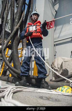Die USS Makin Island, Flaggschiff der Makin Island Amphibious Ready Group, führte zusammen mit der 11. Marine Expeditionary Unit am 13. April 2017 eine Operation zur Wiederauffüllung auf See im Südchinesischen Meer durch, bei der Telefon- und Entfernungsleitungen verwaltet wurden, um die Einsatzbereitschaft aufrechtzuerhalten und die Amphibienkapazität zu verbessern. Stockfoto
