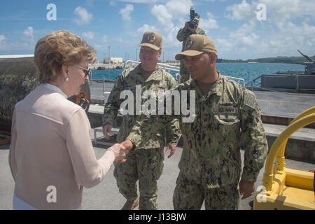 Grüßen Sie CMdR Brent J. Embry und Lt. CMdR Paul S. Duenas, zugewiesene Coastal Riverine Group (CRG) 1 Ablösung Guam, Kongressabgeordnete Madeleine Z. Bordallo, Guams Delegat auf U.S. House Of Representatives, am Naval Base Guam 13. April 2017. CRG 1 Ablösung Guam führt Sicherheit im Seeverkehr Operationen im gesamten Spektrum der Marine, gemeinsame und kombinierte Operationen unter der Planung und Durchführung von Commander Task Force 75. (US-Marine zu bekämpfen Kamera Foto von Mass Communication Specialist 3. Klasse Alfred A. Coffield) Stockfoto