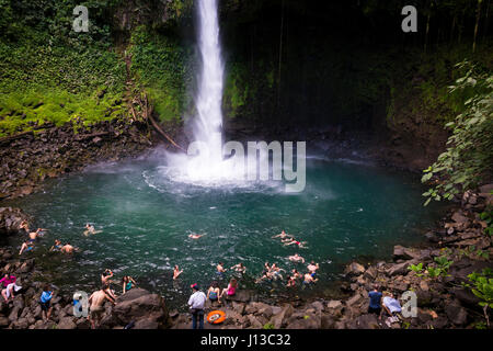 La Fortuna Wasserfall, Costa Rica - 31. März 2014: Menschen Sie schwimmen am Teich von La Fortuna Wasserfall in Costa Rica. Stockfoto