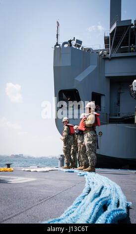 POHANG, Südkorea (15. April 2017) – Segler befestigt auf amphibischen Bau-Bataillon 1 bereiten Sie die Linien der verbesserte Navy leichterung Roll-on/Roll-off Discharge Anlage während der Operation Pazifik erreichen Übung 2017 (OPRex17) Mann. OPRex17 ist eine bilaterale Fortbildungsveranstaltung zur Bereitschaft zu gewährleisten und aufrechtzuerhalten der ROK-US-Allianz durch die Ausübung einer Bereich Distribution Center (ADC), ein Air Terminal liefern Punkt (AZP), kombinierte gemeinsame Logistik Over-the-Shore (CJLOTS), und die Verwendung von Schiene, Binnenschifffahrt, und Küsten Liftbetrieb der operativen validieren erreichen Konzept. (U.. Stockfoto