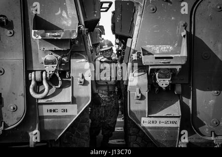 POHANG, Südkorea (15. April 2017) – Bootsmann der Mate Seemann Carlos Trejoespinoza, befestigt auf amphibischen Bau-Bataillon 1, sichert Stryker Infanterie Trägerfahrzeuge auf eine verbesserte Navy leichterung Causeway Fähre während der Operation Pazifik erreichen Übung 2017 (OPRex17). OPRex17 ist eine bilaterale Fortbildungsveranstaltung zur Bereitschaft zu gewährleisten und aufrechtzuerhalten der ROK-US-Allianz durch die Ausübung einer Bereich Distribution Center (ADC), ein Air Terminal liefern Punkt (AZP), kombiniert gemeinsame Logistik Over-the-Shore (CJLOTS) und die Nutzung der Schiene, Binnengewässer und Küsten Liftbetrieb, valida Stockfoto