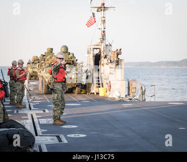 POHANG, Südkorea (15. April 2017) – Segler an amphibische Bau-Bataillon 1 Führer Ausrüstung auf die INLS Roll-on/Roll-off Discharge Anlage während der Operation Pazifik erreichen Übung 2017 (OPRex17) befestigt. OPRex17 ist eine bilaterale Fortbildungsveranstaltung zur Bereitschaft zu gewährleisten und aufrechtzuerhalten der ROK-US-Allianz durch die Ausübung einer Bereich Distribution Center (ADC), ein Air Terminal liefern Punkt (AZP), kombinierte gemeinsame Logistik Over-the-Shore (CJLOTS), und die Verwendung von Schiene, Binnenschifffahrt, und Küsten Liftbetrieb der operativen validieren erreichen Konzept. (U.S. Navy Photo von Masse Kommunikations- Stockfoto