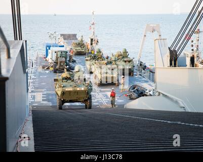 POHANG, Südkorea (15. April 2017) – Segler amphibische Bau-Bataillon 1 Guide Stryker Infanterie Trägerfahrzeuge auf die Rampe Military Sealift Command USNS Fisher (T-AKR 301) während der Operation Pazifik erreichen Übung 2017 (OPRex17) befestigt. OPRex17 ist eine bilaterale Fortbildungsveranstaltung zur Bereitschaft zu gewährleisten und aufrechtzuerhalten der ROK-US-Allianz durch die Ausübung einer Bereich Distribution Center (ADC), ein Air Terminal liefern Punkt (AZP), kombinierte gemeinsame Logistik Over-the-Shore (CJLOTS), und die Verwendung von Schiene, Binnenschifffahrt, und Küsten Liftbetrieb der operativen validieren erreichen co Stockfoto