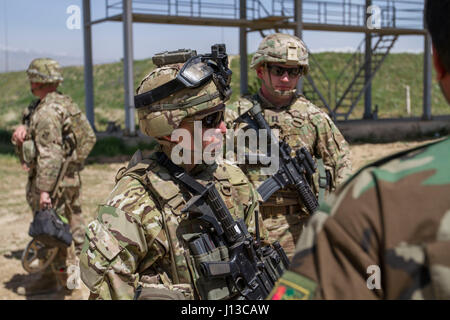 Major Carmen Bucci, TF Spartan Operationsoffizier, spricht mit afghanischen nationalen Armee Kommandanten auf einen gemeinsamen zu bekämpfen, Post am 16. Mai. Die JCOP beherbergt afghanischen nationalen Sicherheitskräfte in Rabat, Parwan, Provinz, Afghanistan, die Partnerschaft mit Koalitionstruppen. (Bildnachweis: Sgt. 1. Klasse Eliodoro Molina) Stockfoto