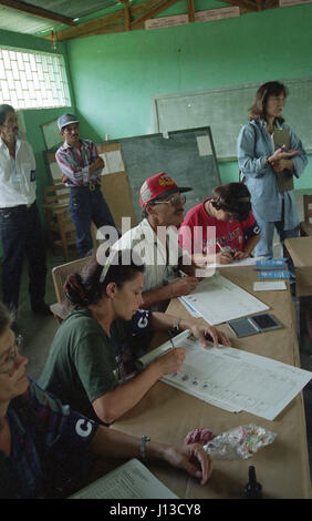 Eine Gruppe von Männern und Frauen arbeitet in einem Raum zusammen, führt Aufgaben aus und arbeitet im beruflichen oder militärischen Kontext zusammen. Stockfoto