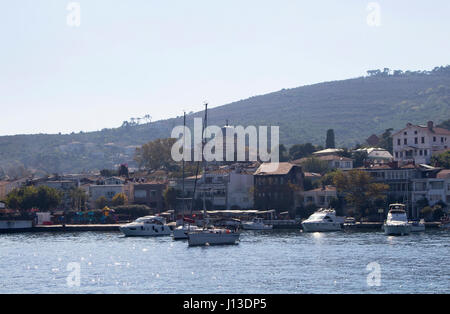 Yachten geparkt am Meer Burgazada ist einer der Prinzeninseln in Istanbul. Sommer Häuser, die meist im Besitz von Minderheiten und Kirche sind in der Ansicht. Stockfoto