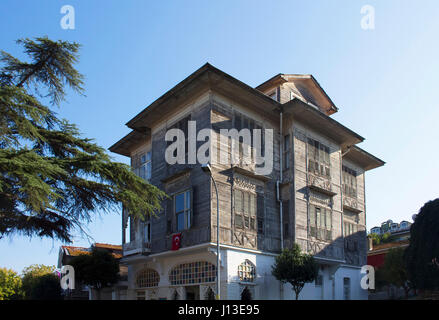 Blick auf die Altstadt, historische, hölzerne Villa in Heybeliada ist einer der Prinzen-Inseln in der Nähe von Istanbul. Stockfoto