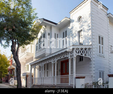 Blick auf die Altstadt, historische, hölzerne Villa in Heybeliada ist einer der Prinzen-Inseln in der Nähe von Istanbul. Stockfoto