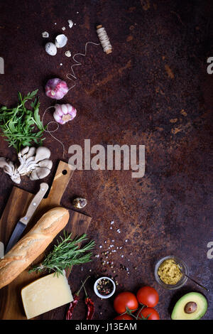 Vegan-Sandwich-Zutaten. Baguette Baguette mit Gemüse und Käse. Menü-Frame, Ansicht von oben kopieren Raum. Stockfoto