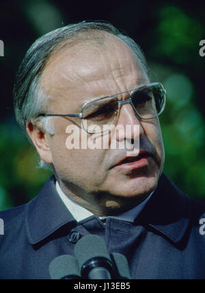 Kanzler der BRD Helmut Kohl liefert seine Bemerkungen während der offiziellen Besuch Ankunft Staatsakt auf dem South Lawn des weißen Hauses, Washington DC., 15. November 1982.  Foto: Mark Reinstein Stockfoto