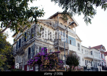 Blick auf die Altstadt, historische, hölzerne Villa in Heybeliada ist einer der Prinzen-Inseln in der Nähe von Istanbul. Stockfoto