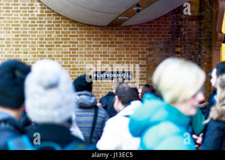 London, UK - 28. Februar 2017 - Platform 9 3/4 von Harry Potter in Kings Cross Station gesehen durch Warteschlangen Menge Stockfoto