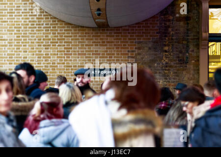 London, UK - 28. Februar 2017 - Platform 9 3/4 von Harry Potter in Kings Cross Station gesehen durch Warteschlangen Menge Stockfoto