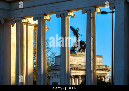 Wellington Arch, gesehen durch die Spalten des Hyde Park Corner in London Stockfoto
