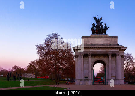 Sonnenuntergang am Wellington Arch befindet sich südlich des Hyde Park in London Stockfoto