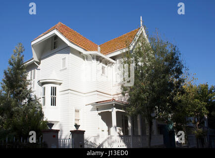 Blick auf die Altstadt, historische, hölzerne Villa in Heybeliada ist einer der Prinzen-Inseln in der Nähe von Istanbul. Stockfoto