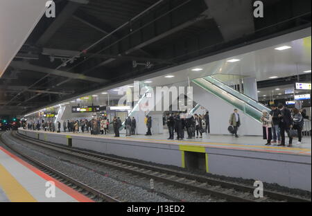Die Leute reisen Shin Osaka JR-Bahnhof in Osaka Japan Stockfoto