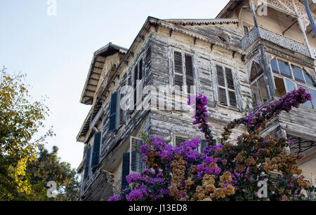 Blick auf die Altstadt, historische, hölzerne Villa in Heybeliada ist einer der Prinzen-Inseln in der Nähe von Istanbul. Stockfoto