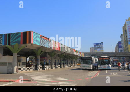 Menschen reisen Kaohsiung Zug Station Bus-terminal in Kaohsiung Taiwan. Stockfoto