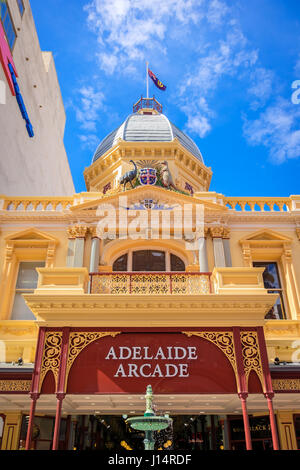 Adelaide, Australien - 25. Oktober 2016: Berühmte Adelaide Arcade Gebäude mit Brunnen an der Front in Rundle Mall an einem Tag Stockfoto
