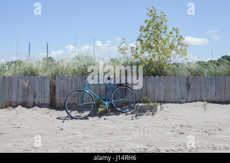 Blaue Fahrrad gegen einen Zaun am Hauptstrand in der Township von Kincardine, Ontario, Kanada am Lake Huron, Teil des North American Gre gestützt Stockfoto