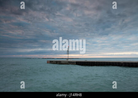 Betonpfeiler, die zum Kincardine Hafen aus der Hauptstrand in der Township von Kincardine, Ontario, Kanada am Lake Huron, Teil von North Amer führt Stockfoto