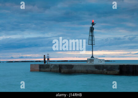 Betonpfeiler, die zum Kincardine Hafen aus der Hauptstrand in der Township von Kincardine, Ontario, Kanada am Lake Huron, Teil von North Amer führt Stockfoto