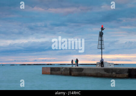 Betonpfeiler, die zum Kincardine Hafen aus der Hauptstrand in der Township von Kincardine, Ontario, Kanada am Lake Huron, Teil von North Amer führt Stockfoto