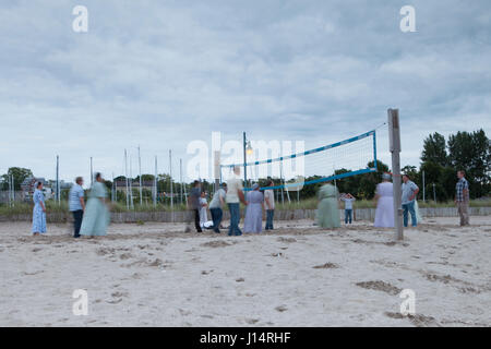 Ein Amish Familie Beachvolleyball am Hauptstrand in der Gemeinde Kincardine, Ontario, Kanada am Lake Huron, Teil der Nordamerikanischen Stockfoto