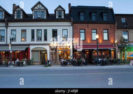 Hunter Street Cafe-Viertel in der Stadt von Peterborough, Ontario, Kanada. Im Laufe des Abends. Stockfoto