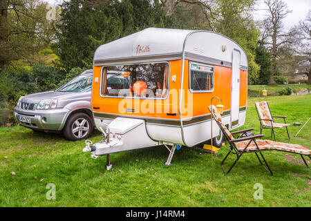 Typische alte Caravan oder Wohnwagen in einem Park, Großbritannien, im Frühlingsurlaub Stockfoto