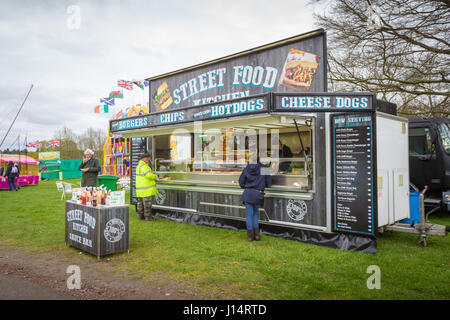 Suppen-Verkäufer in einem großen Stall verkaufen Fast-Food - Käse Hotdogs Hunde Stockfoto