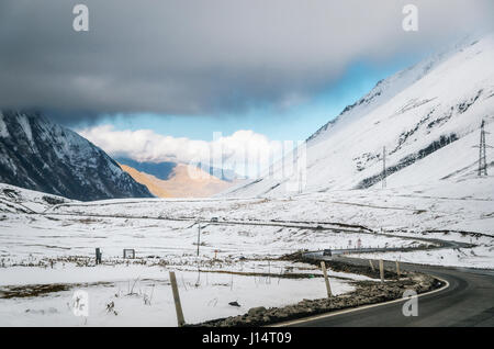 Georgische Heerstraße. Die kurvenreiche Panoramastraße zwischen den Bergen in Georgien. Kaukasische Hauptreihe und Kreuz übergeben Gudauri im Winter. Stockfoto