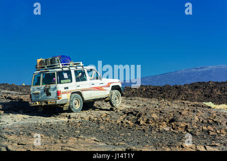 AFAR-REGION, Äthiopien: Fahrt zum Krater mit dem Jeep. HABEN SIE sich jemals gefragt, wie es aussehen muss, um in die Tiefen der Hölle zu starren? Bilder von innen ein 150-Fuß breit kontinuierlich aktiv Basalt Vulkan beweisen, dass einige Teile des Planeten wirklich wie die Hölle auf Erden aussehen. Fotograf Karel Tupy (35) besucht weltweit älteste ununterbrochen aktive Lavasee Erta Ale in Äthiopien ist einer von nur sechs Lavaseen in der Welt. Stockfoto