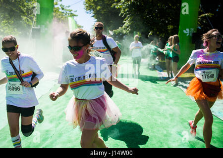 Farbe Run Teilnehmer haben Spaß an der fünf Kilometer laufen in Valby, Copenhagen. Die Teilnehmer werden in allen Arten von Farben in einem so genannten abgedeckt. Stockfoto