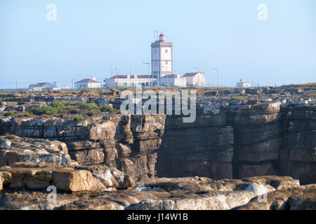 Leuchtturm von Kap Carvoeiro (Kap der Kohle) mit Steinen auf Vordergrund, Halbinsel Peniche, Portugal Stockfoto