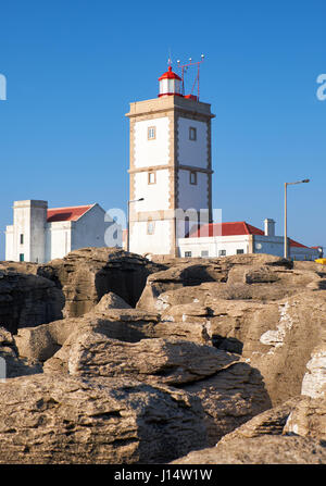 Leuchtturm von Kap Carvoeiro (Kap der Kohle) mit Steinen auf Vordergrund, Halbinsel Peniche, Portugal Stockfoto